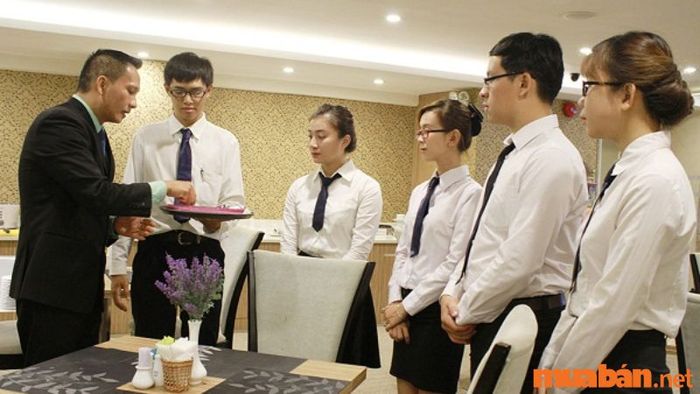 Nhiệm vụ đào tạo kỹ năng cho nhân viên trong mô tả công việc giám sát nhà hàng