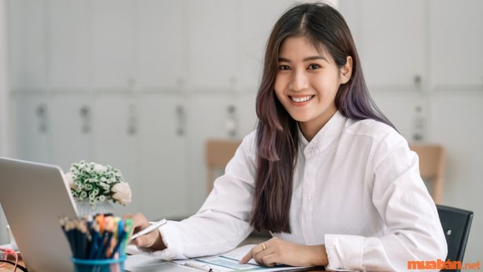 Nhân viên kế toán công phụ trách các hoạt động kế toán trong các cơ quan, tổ chức và đơn vị hành chính sự nghiệp.
