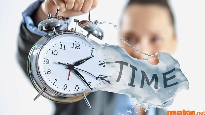 Kỹ năng quản lý thời gian giúp nhân viên phân chia công việc một cách hợp lý.