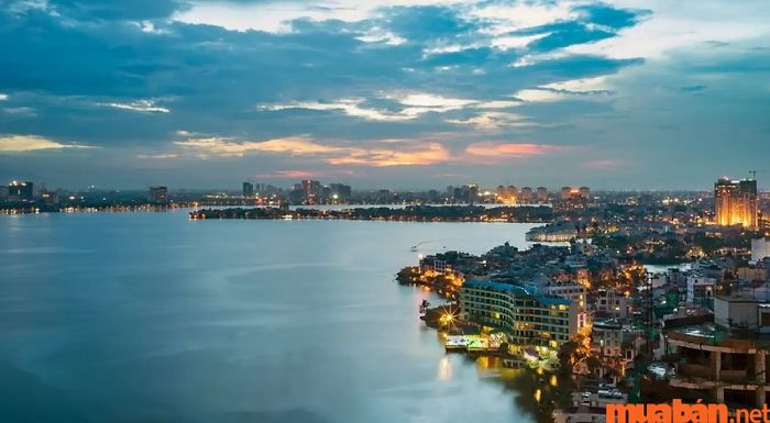 Hồ Tây là địa điểm thu hút hấp dẫn cho các cặp đôi