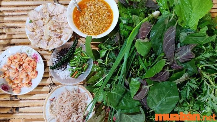 Pleiku có gì thú vị - Nhất định phải thử gỏi lá rừng