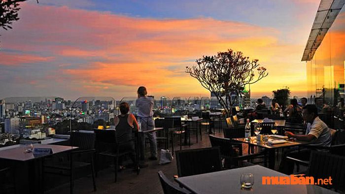 Bữa ăn trong không gian lãng mạn là điều không thể thiếu vào ngày này
