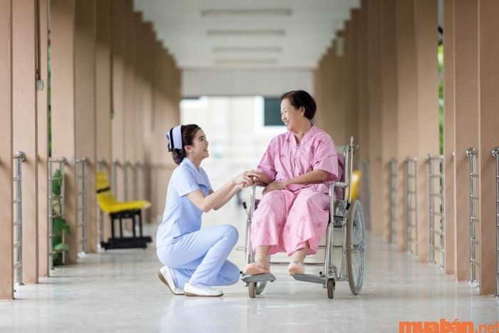 Trưởng khoa điều dưỡng cần thể hiện sự tận tâm, ân cần và đồng cảm với bệnh nhân.