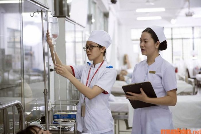 Điều dưỡng trưởng khoa đang theo dõi quá trình khám chữa bệnh