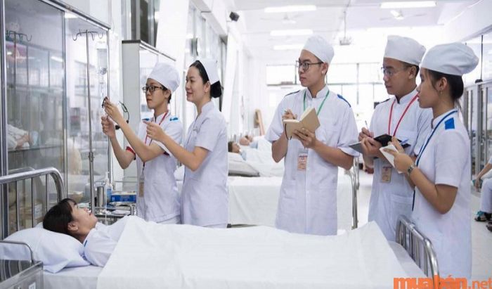 Nhiệm vụ trong bảng mô tả công việc của điều dưỡng trưởng khoa là gì?