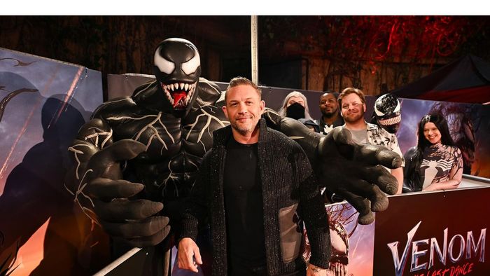 Tom Hardy tại một sự kiện cho Venom: Vũ Điệu Cuối Cùng