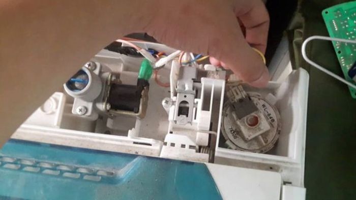 Kiểm tra đường tín hiệu từ phao áp suất đến bo mạch