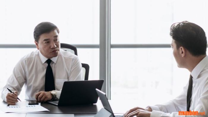 Chairman là ai? Là người điều hành và chủ trì các cuộc họp quan trọng.