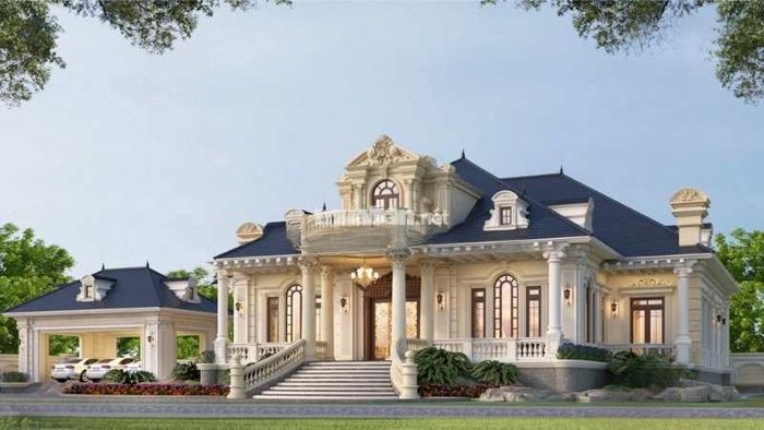 Các hoa văn trên cửa và cột trụ thể hiện sự tinh tế trong thiết kế kiến trúc.