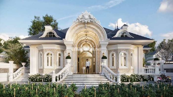 Cột nhà lớn và các chi tiết hoa văn tạo nên sự bề thế và kiên cố cho ngôi nhà.