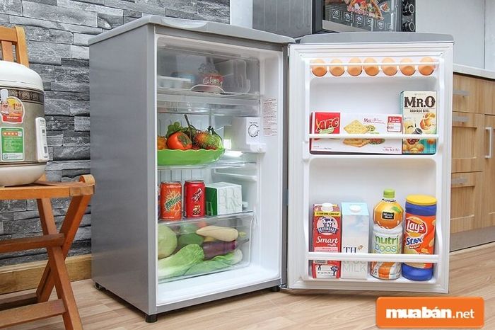 Tủ lạnh mini Aqua 90 lít AQR-D99FA có thiết kế nhỏ gọn, rất lý tưởng cho những không gian nhỏ hẹp.