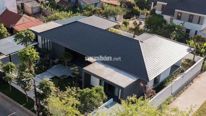 Thiết kế mái ngói bằng đơn giản nhưng tinh tế, lý tưởng cho không gian sống hiện đại.
