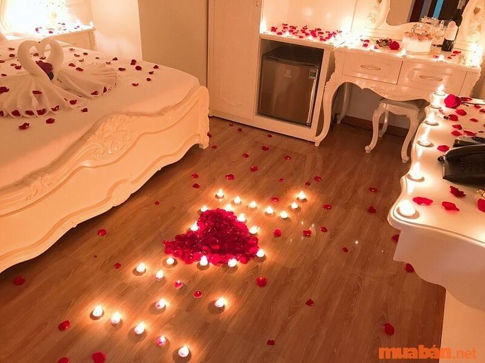 Phòng cưới ở nông thôn được trang trí với nến.