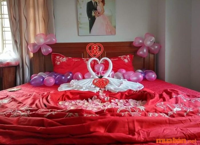 Xếp khăn theo hình thiên nga để chúc phúc cho các cặp vợ chồng.