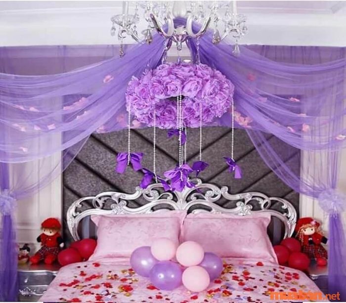 Sử dụng gam màu tím thủy chung để trang trí phòng cưới ở nông thôn.