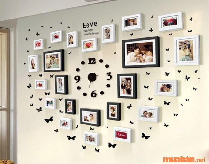 Trang trí phòng cưới ở nông thôn bằng khung ảnh là lựa chọn được nhiều cặp đôi trẻ yêu thích.