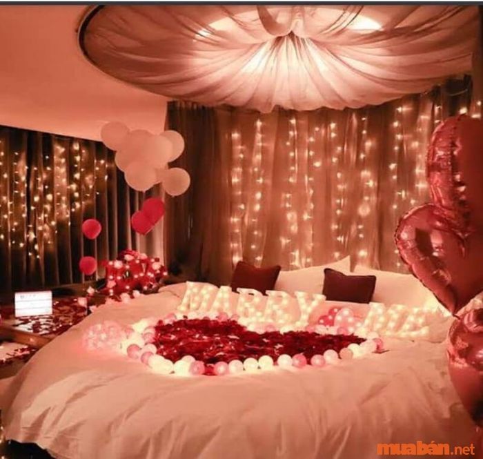 Việc trang trí đèn sẽ giúp phòng cưới trở nên ấm áp hơn.