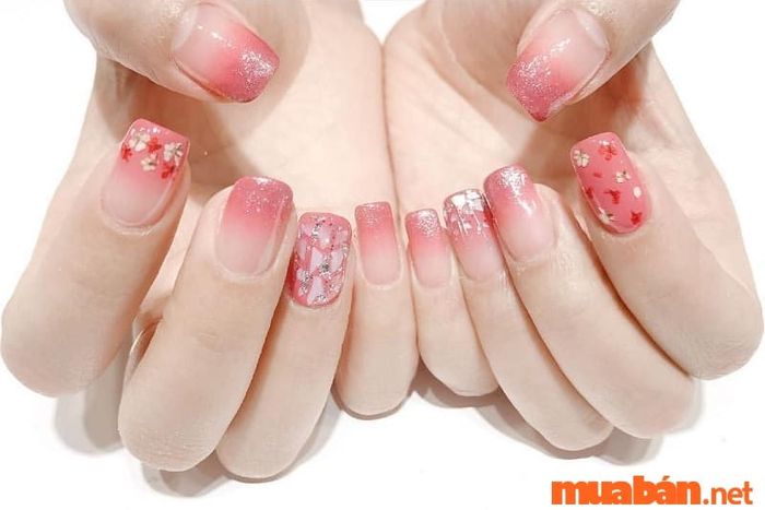 Mẫu nail sơn thạch màu hồng có họa tiết hoa