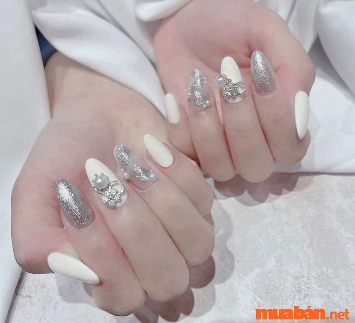 Mẫu nail sơn thạch màu trắng với đính đá