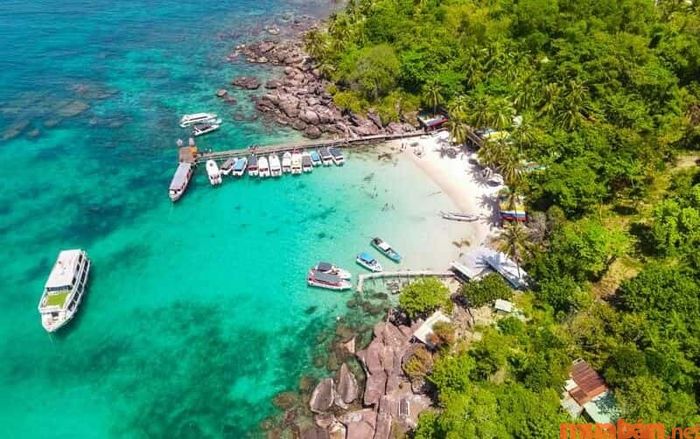 Hòn Gầm Ghì tọa lạc ở phía Nam Phú Quốc, nằm trong quần đảo An Thới