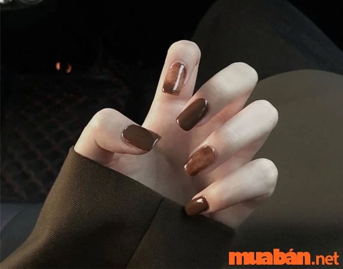 Mẫu nail sơn thạch màu nâu với họa tiết loang vân đá độc đáo