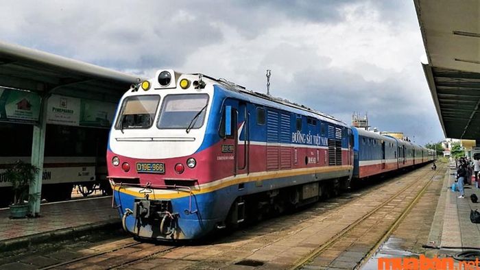 Du khách từ Vinh đến Đà Nẵng có thể chọn tàu hỏa để di chuyển.