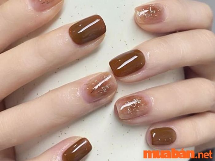 Nail màu nâu được phối hợp với nhũ tạo điểm nhấn ấn tượng