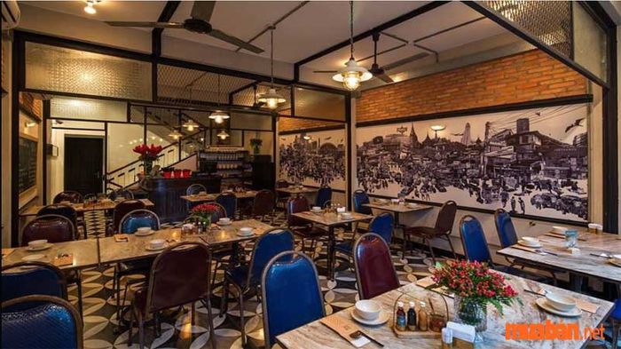 Không gian quán là sự kết hợp giữa thủ đô Bangkok và Sài Gòn lộng lẫy