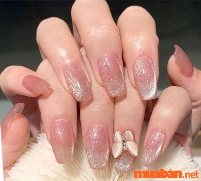 Mẫu nail sơn thạch kết hợp nhũ mắt mèo cùng charm đính xinh xắn
