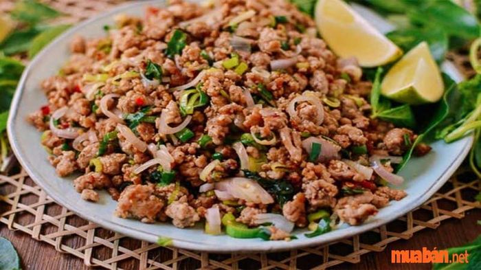 Thịt heo bằm trộn thính cùng lá chanh Kaffir thơm ngon