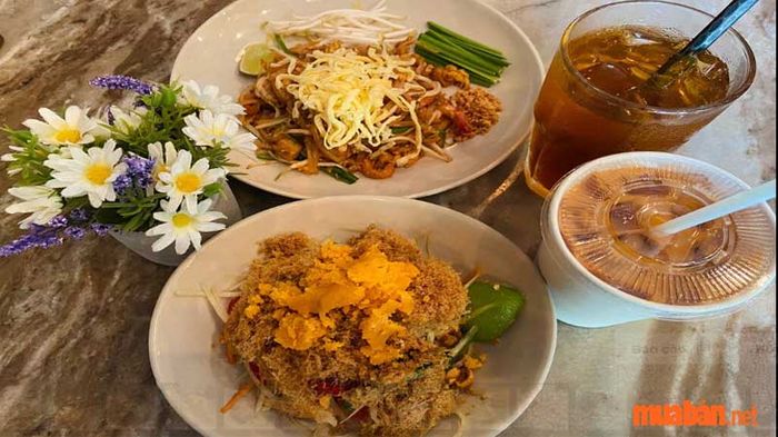 Món cá trê trứng muối giòn tan và Pad Thái hương vị đậm đà