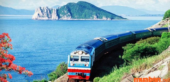 Du lịch bằng tàu hỏa là cách đi lại tiết kiệm và an toàn.