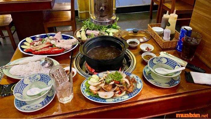 Lẩu mắm Bà Dú