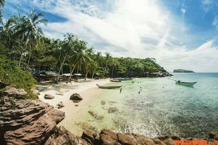Hòn Xưởng hiện lên như một bức tranh thủy mặc đầy quyến rũ từ thiên nhiên