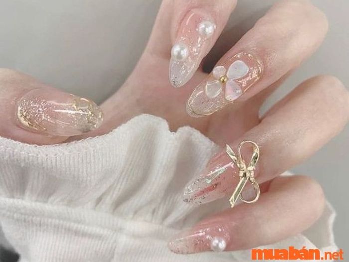 Mẫu nail sơn thạch đơn giản với điểm nhấn đính đá nhẹ nhàng