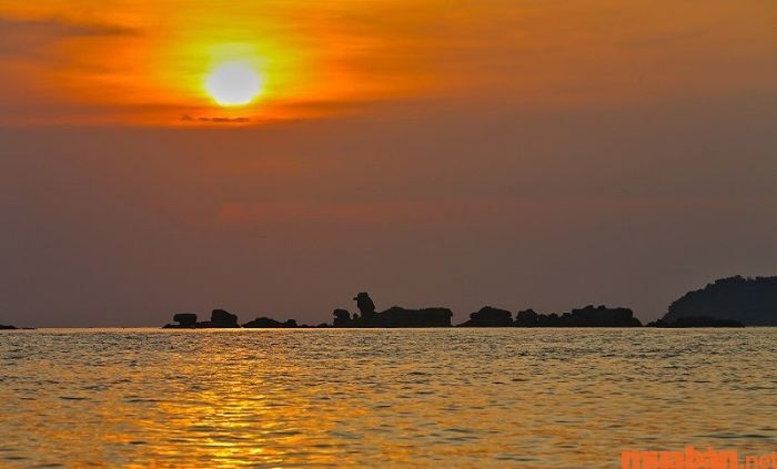 Cảnh hoàng hôn tại Hòn Móng Tay lung linh huyền ảo