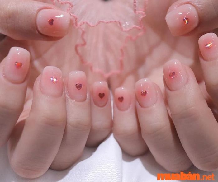 Mẫu nail sơn thạch màu hồng với phụ kiện hình trái tim