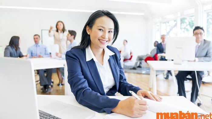 Nhiệm vụ của admin officer là gì