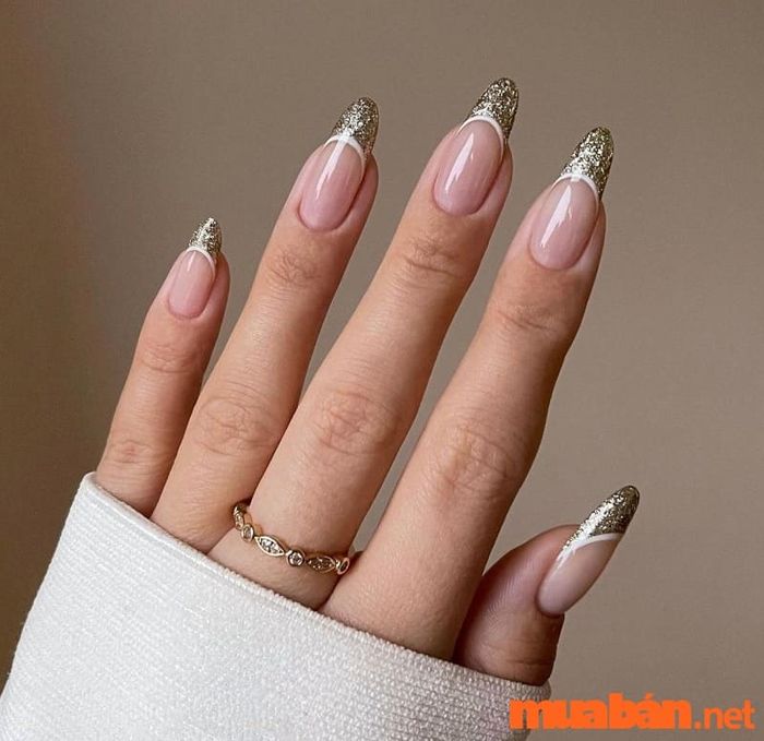 Mẫu nail sơn thạch kết hợp kiểu french với nhũ ở đầu móng