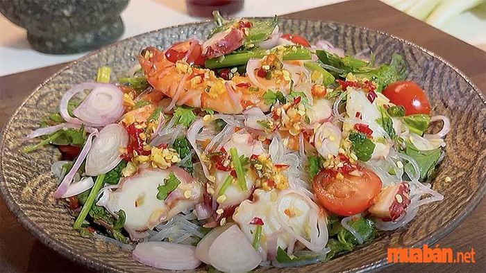 Gỏi miến tôm mực với sự kết hợp hoàn hảo của các vị chua, ngọt, cay và mặn