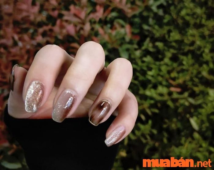 Mẫu nail sơn thạch màu nâu được pha trộn một cách độc đáo