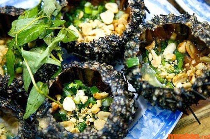 Khi đặt chân đến Hòn Gầm Ghì, bạn nhất định phải thử món nhum nướng mỡ hành một lần.