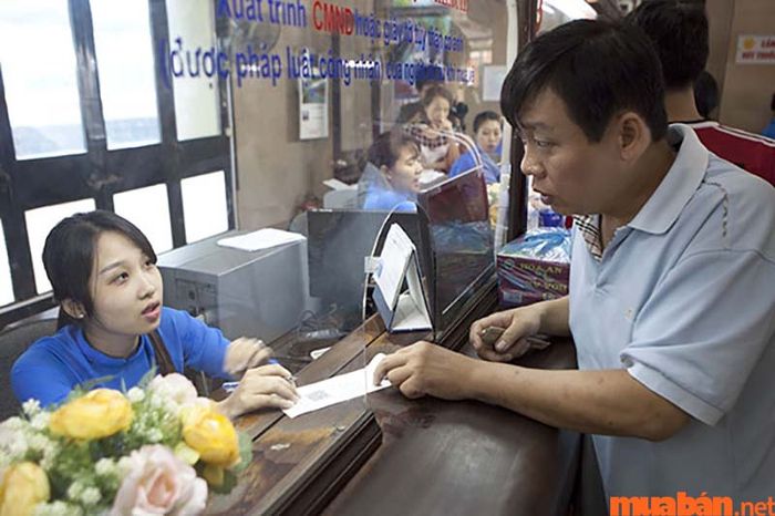 Bạn có thể mua vé trực tiếp tại các phòng vé uy tín.