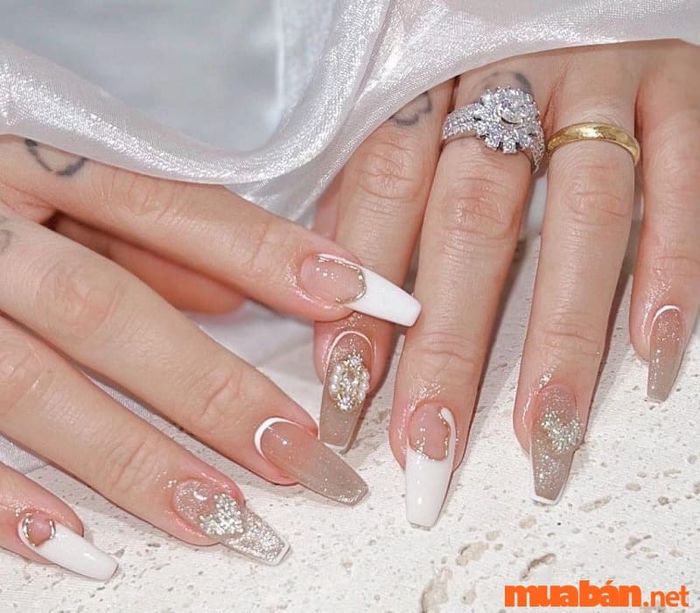 Mẫu nail màu trắng kết hợp với hồng phấn nhẹ để làm nổi bật bàn tay hơn