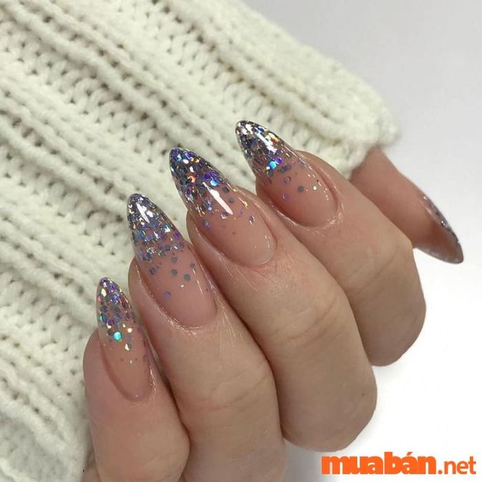 Mẫu nail sơn thạch kết hợp với nhũ khổng tước đầy ấn tượng