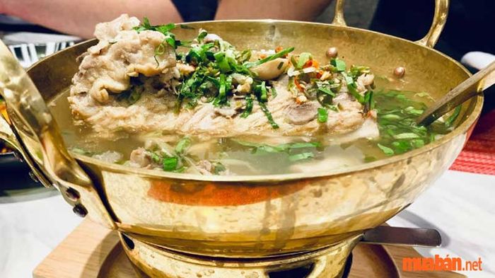 Xương heo hầm ớt hiểm với vị cay nồng, kết hợp hoàn hảo cùng vị chua ngọt của nước Tom Yum