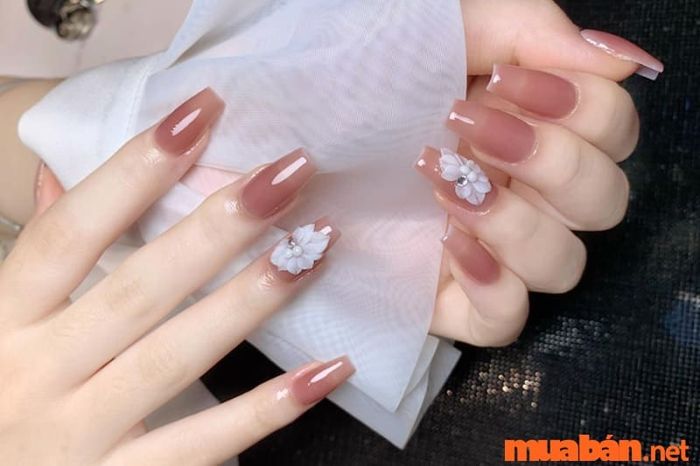 Mẫu nail đính đá đơn giản nhưng vẫn nổi bật
