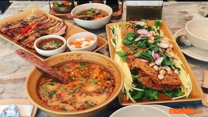 Cùng với nhiều món ăn mang đậm hương vị xứ Chùa Vàng