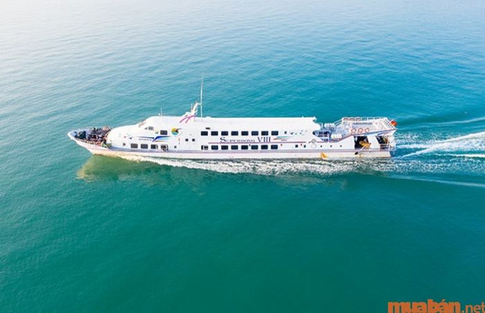 Việc di chuyển đến hòn đảo rất thuận lợi bằng tàu hoặc ca nô.