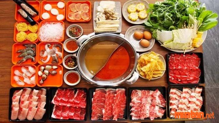 Quán Thái quận 3 - Nồi lẩu 2 ngăn mang đến trải nghiệm hương vị phong phú với nhiều lựa chọn món nhúng